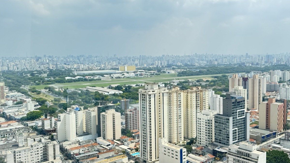 Vista aérea de Santana com Campo de Marte, zona norte de São Paulo
