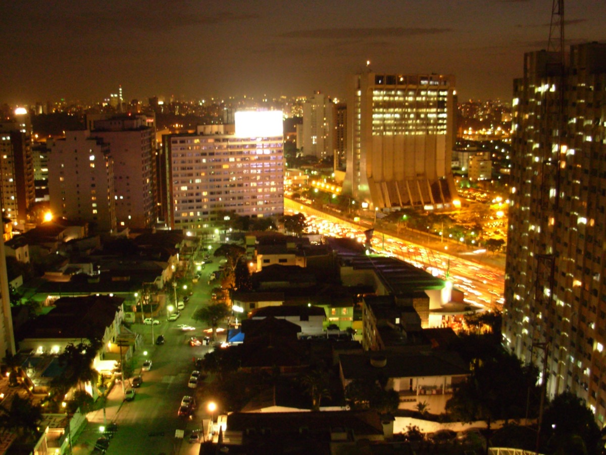 Rua Eça de Queirós e Av. 23 de Maio à noite, Vila Mariana